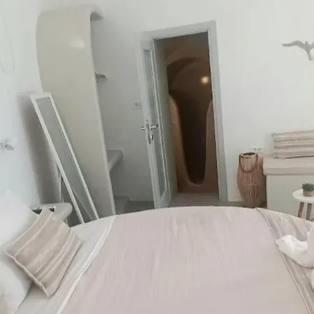 Golden Stone Santorini Akrotírion