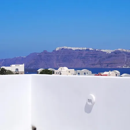 Golden Stone Santorini מלון דירות Akrotírion