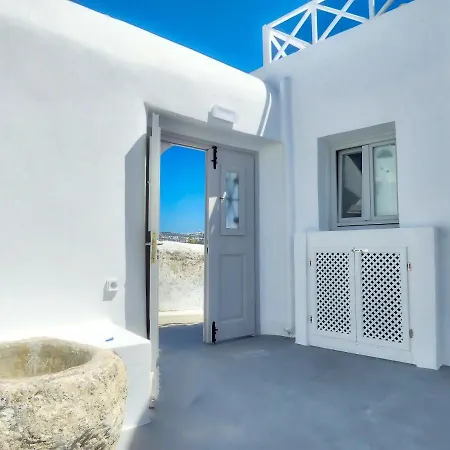 Golden Stone Santorini מלון דירות Akrotírion